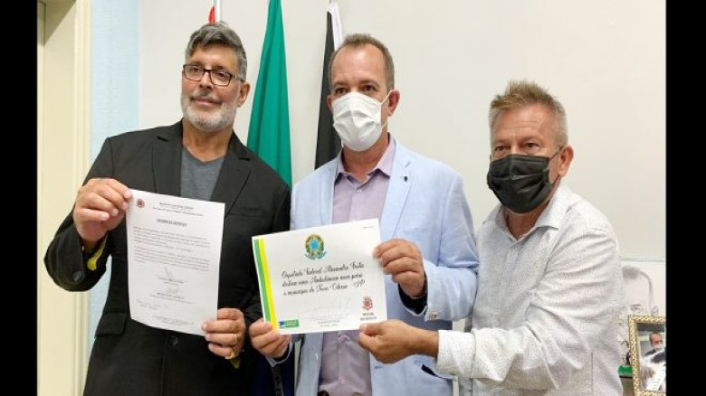 Leitinho e Alexandre Frota anunciam início de obras de novas calçadas em dois bairros