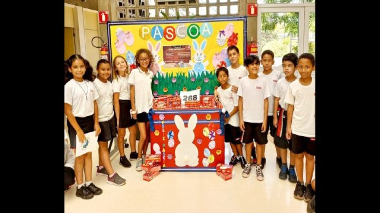 Alunos do Sesi Sumaré entregam chocolates à instituição social