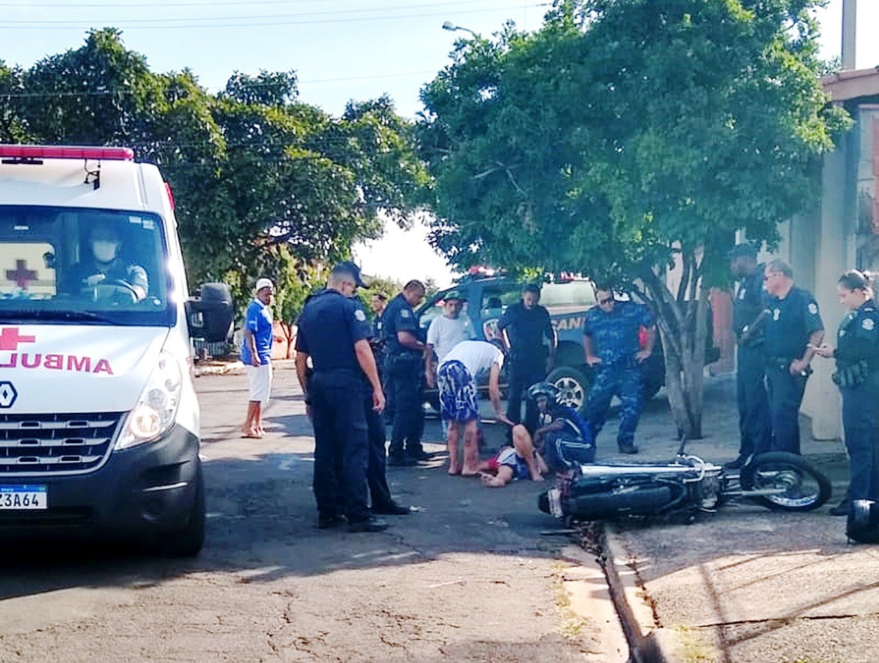 Adolescente é apreendido após fugir e bater moto em muro