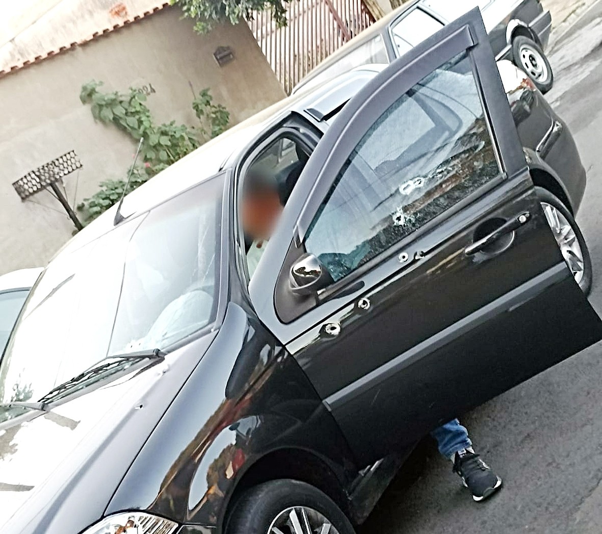 Homem leva vários tiros dentro de carro em Sumaré, mas consegue sobreviver