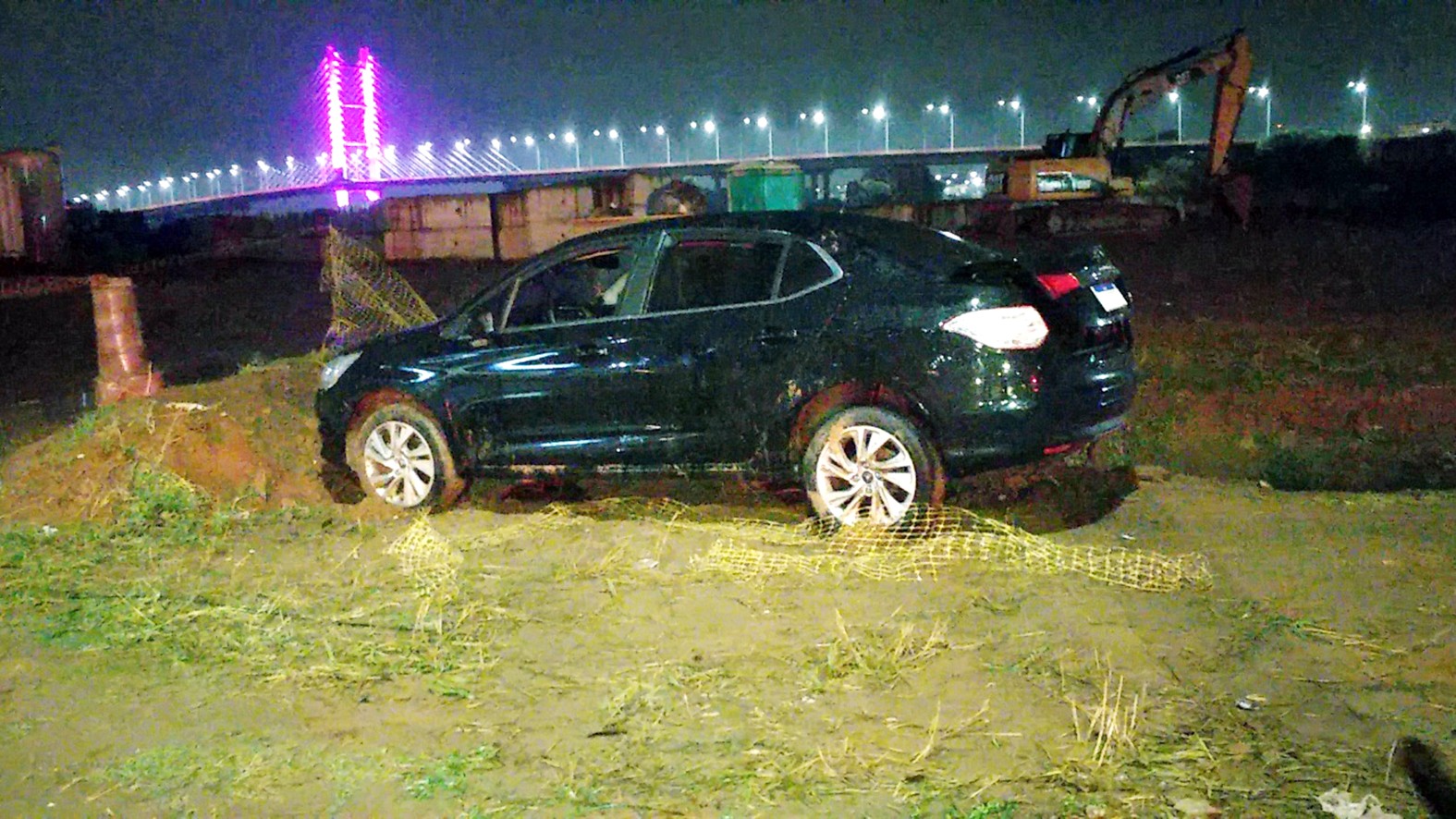 Adolescentes são apreendidos com carro roubado após tentar fugir da PM