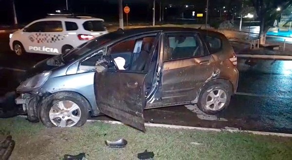 Homem é preso após capotar veículo roubado em perseguição em Sumaré