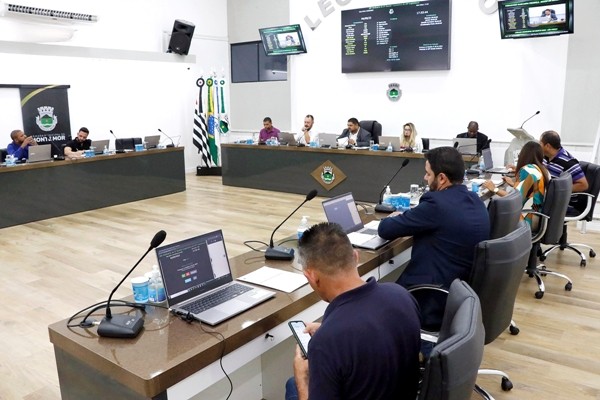 Vereadores arquivam aumento de salário de políticos em Monte Mor