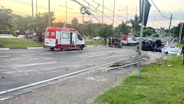 Motorista de caminhão colide com carros e morre preso nas ferragens em Hortolândia
