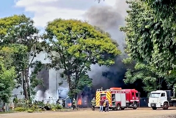 Caminhão explode na região da Replan e deixa motorista ferido em Paulínia