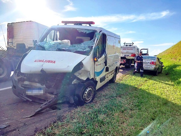 Colisão entre ambulância e carro deixa 3 feridos na Bandeirantes, em Sumaré