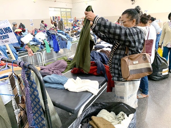 Nova Odessa faz doação de roupas apreendidas pela Receita a famílias carentes no CRAS do Palmeiras