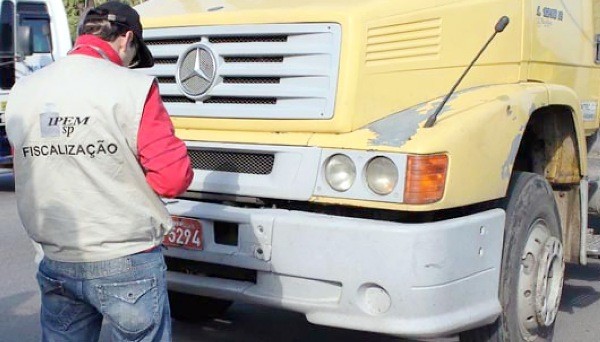 Ipem-SP fiscaliza veículos que transportam produtos perigosos em Paulínia e emite autuações