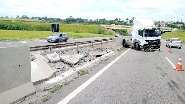 Motorista fica ferido após colidir caminhão em mureta na SP-101