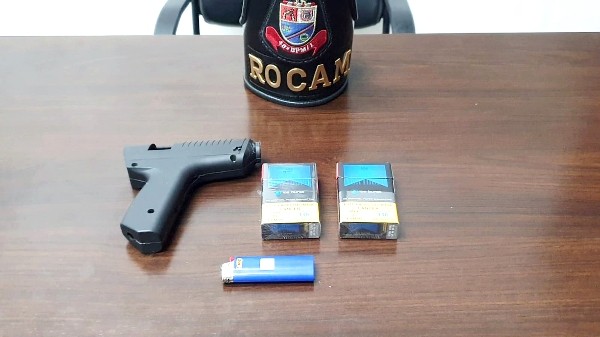 Ladrão é preso após assaltar com pistola de cola quente