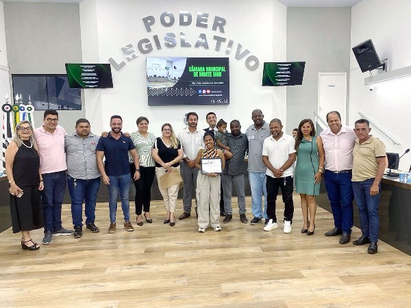 Jovem aprovada em sete vestibulares é homenageada em Monte Mor
