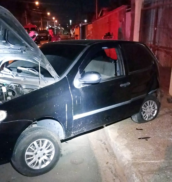 Homem rouba carro, pula muros e telhados, invade casa e é flagrado debaixo de mesa em Sumaré