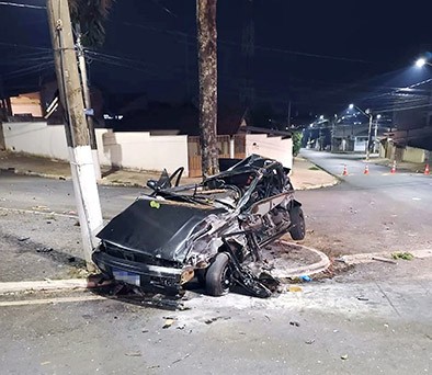 Adolescente morre e outros dois ficam feridos em acidente entre carro e ônibus em Paulínia