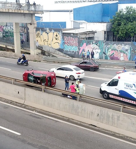 Acidente deixa duas pessoas feridas na rodovia SP-101 em Hortolândia