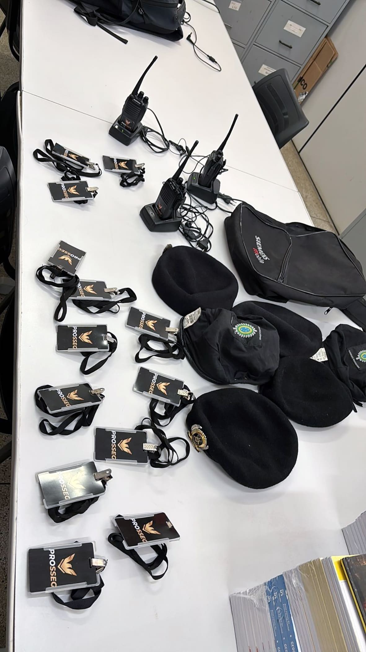 Coordenadora de escola de Nova Odessa encontra mochila com artigos militares