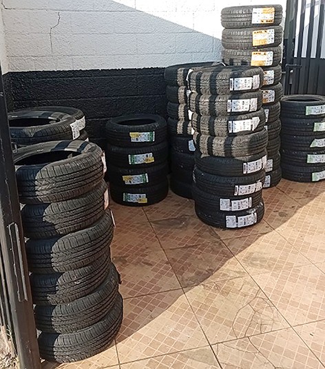 PM prende dupla em flagrante com 66 pneus furtados em loja de Hortolândia
