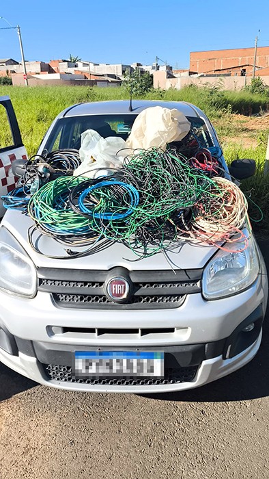 PM detém suspeita com carro cheio de fios elétricos furtados