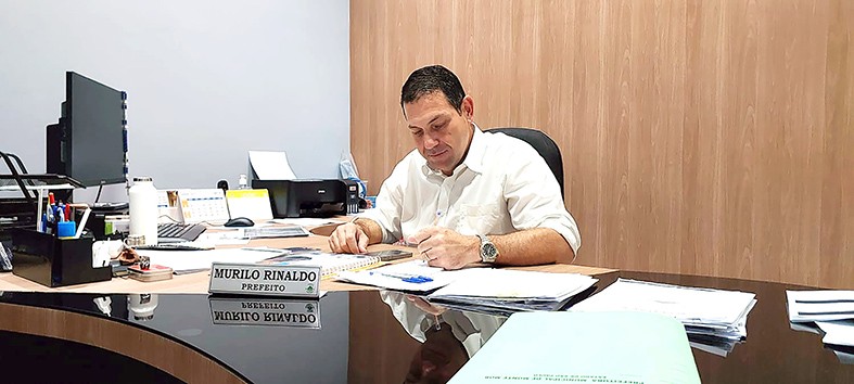 Murilo Rinaldo sanciona lei que cria 15 cargos; salários ainda são ‘mistério’