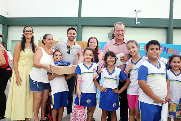Leitinho e Mineirinho entregam kit escolar para Pré e Fundamental 1