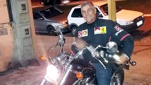 Velório de presidente de escola de samba é marcado por homenagens