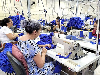 Produção de uniformes de inverno está a todo vapor em Hortolândia