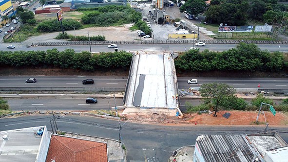Obra de viaduto sobre a SP-101 conclui concretagem de lajes