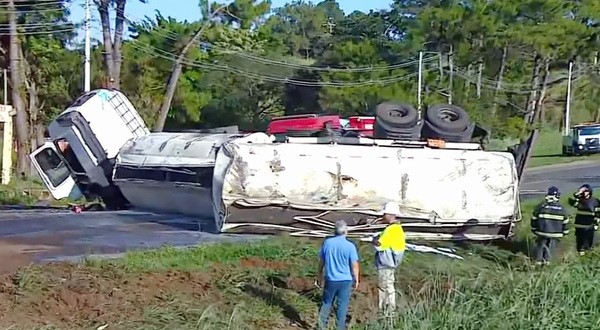 Caminhão com gasolina tomba e fecha Zeferino Vaz, em Paulínia