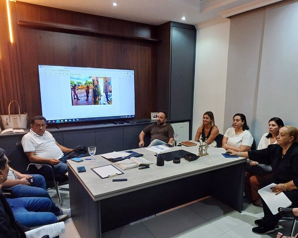 Henrique discute acolhimento e segurança com comerciantes