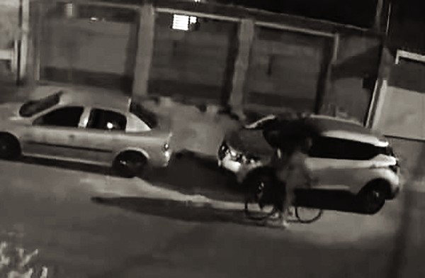 Câmera flagra homem ateando fogo em carro, no Altos do Klavin, em Nova Odessa