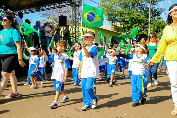 Desfile Cívico celebra 203 anos da Independência em Nova Odessa