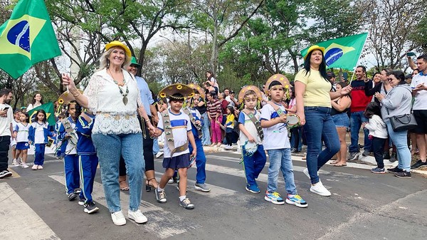 Nova Odessa leva 5 regiões brasileiras à avenida em ato marcado por união