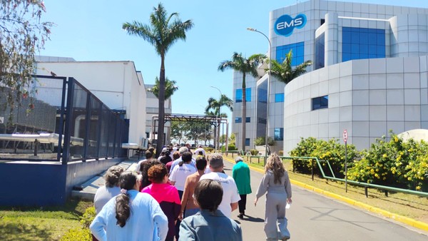 Idosos do Centro da Melhor Idade do Jd. Amanda visitam empresa EMS