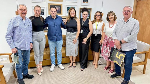 Chico Sardelli recebe representantes do Sicredi em reunião sobre Educação