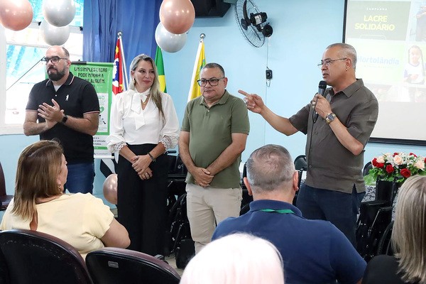 Zezé apresenta secretários e entrega 12 cadeiras de rodas em Hortolândia