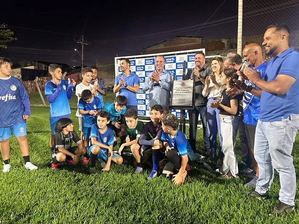 Leitinho inaugura iluminação em LED e alambrado no Campo do São Jorge