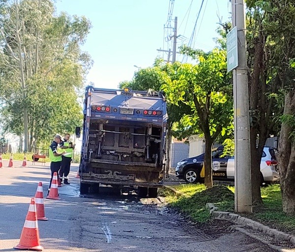 ‘Operação Chorume’ multa mais nove veículos pesados em Sumaré