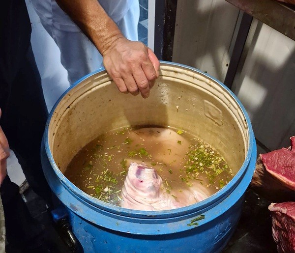 Vigilância Sanitária interdita açougue e apreende alimentos em péssimas condições em Americana