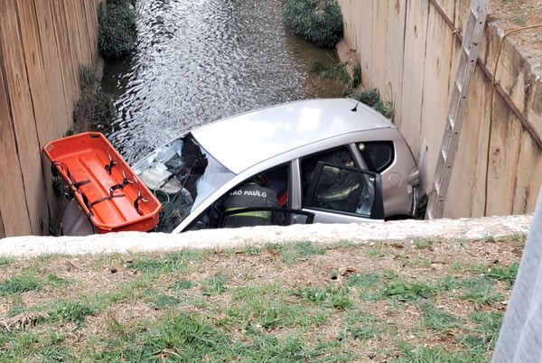 Carro cai em córrego da Av. Brasil após batida com caminhão em Americana