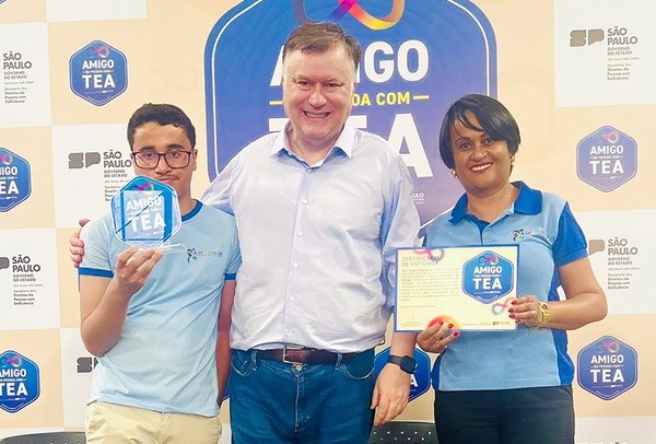 AMAAH-SP recebe Selo Amigo da Pessoa com TEA após comemorar cinco anos de atuação