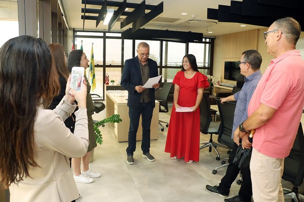 Da sala de aula ao gabinete, jovem premiada em concurso nacional é recebida por Zezé em Hortolândia