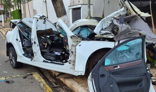 Jovem fica preso às ferragens após carro bater em poste e quatro acabam feridos em Americana