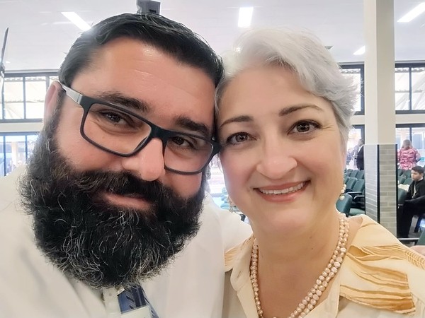 Morador da região que trabalha como coveiro lança livro e música