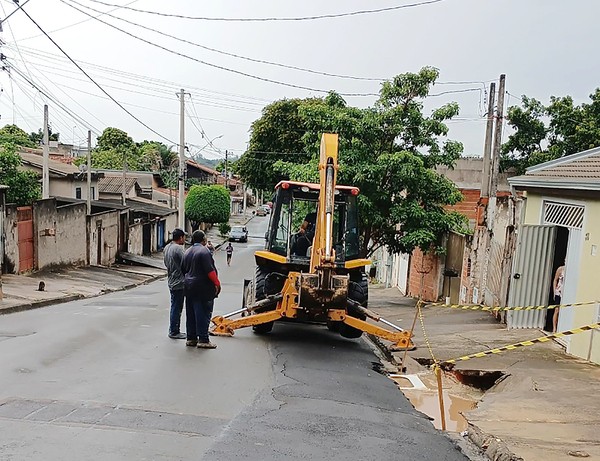 Força das chuvas afunda via e requer mobilização e reparos em Monte Mor