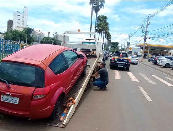 Mutirão remove veículos deixados nas ruas e avenidas de Paulínia