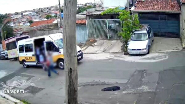Van escolar desgovernada atinge carro e trailer com alunos dentro em Hortolândia