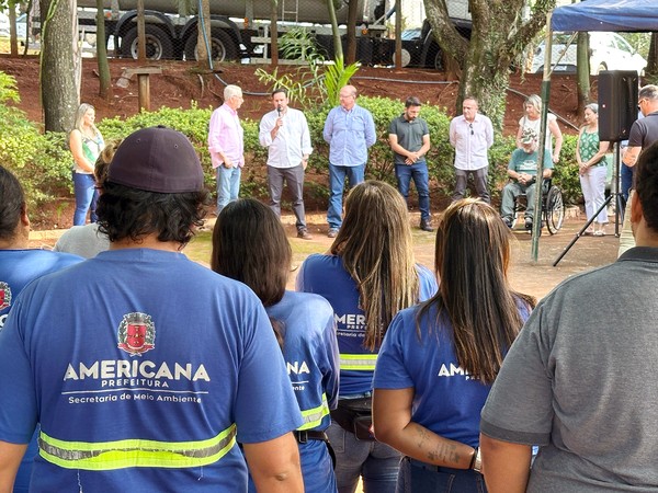 Chico entrega novos uniformes a servidores de Americana
