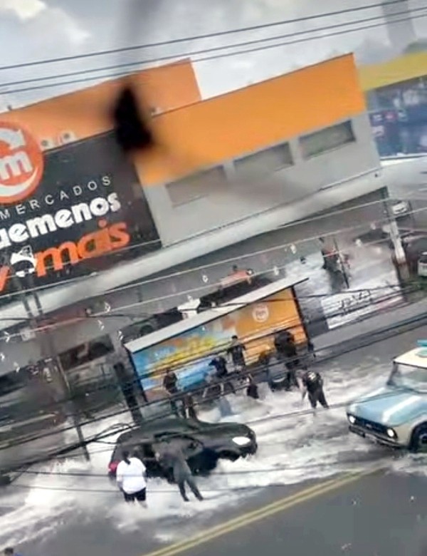 Crianças e mulher são arrastadas por enxurrada em Americana; asfalto é arrancado de via