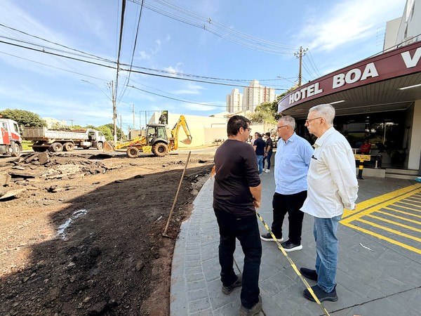 Chico vistoria e acompanha limpeza de locais atingidos pela forte chuva
