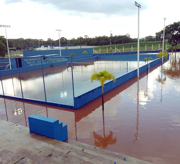 Temporal causa prejuízos a moradores e danifica quadras de tênis do Centro Cívico, em Americana
