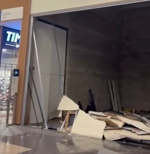 Forte chuva invade áreas internas do Americana Shopping